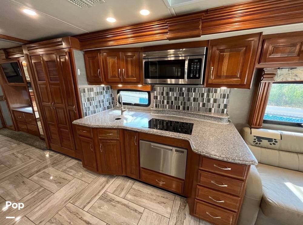 2018 Fleetwood Discovery LXE 40D - Used Diesel Pusher For Sale by Pop RVs in North Bend, Oregon features Slideout
