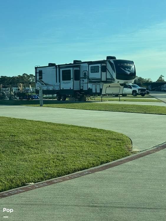2024 Dutchmen Yukon 421 FL - Used Fifth Wheel For Sale by Pop RVs in Humble, Texas features Leveling Jacks, Awning, Slideout, Air Conditioning