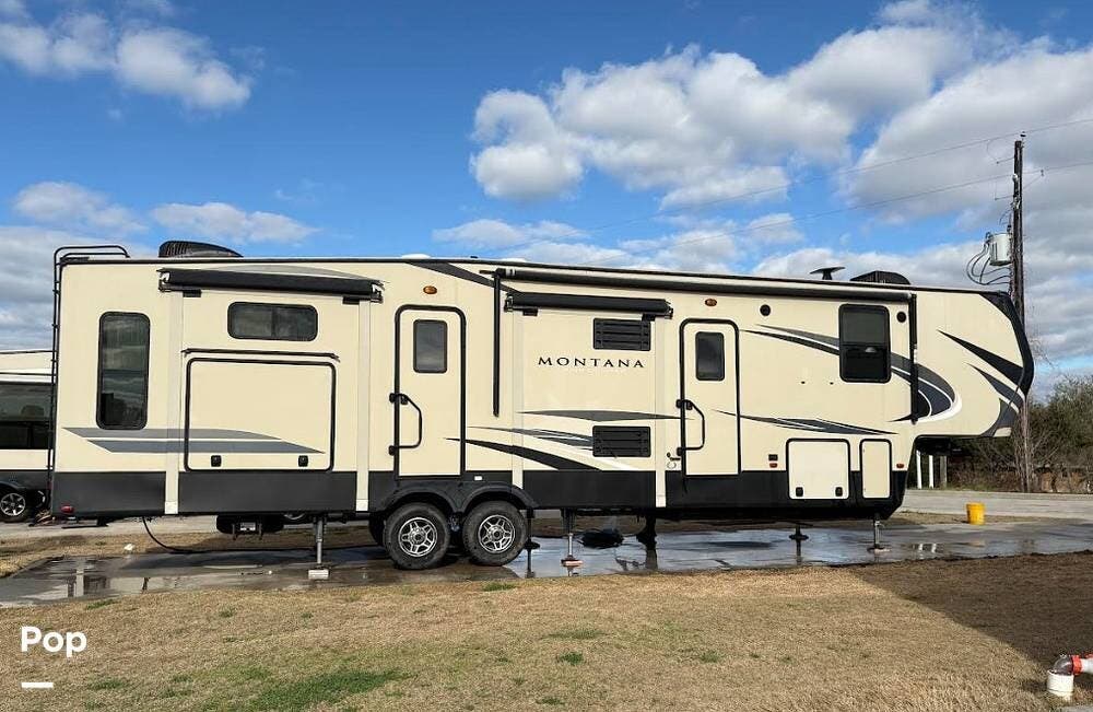 2019 Keystone Montana High Country 362RD - Used Fifth Wheel For Sale by Pop RVs in Magnolia, Texas features Slideout