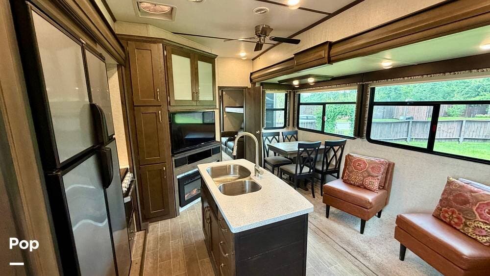 2019 Keystone Montana High Country 362RD - Used Fifth Wheel For Sale by Pop RVs in Magnolia, Texas features Awning, Air Conditioning, Leveling Jacks, Slideout