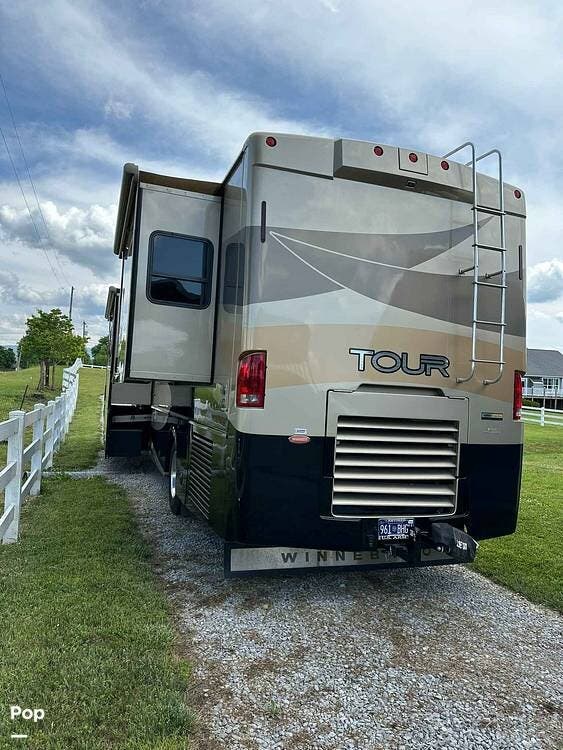 2007 Winnebago Tour 40KD - Used Diesel Pusher For Sale by Pop RVs in Maryville, Tennessee features Slideout