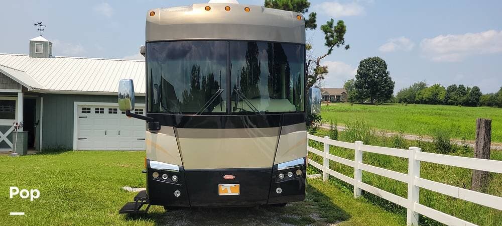 2007 Winnebago Tour 40KD - Used Diesel Pusher For Sale by Pop RVs in Maryville, Tennessee features Leveling Jacks, Slideout, Awning, Air Conditioning, Generator