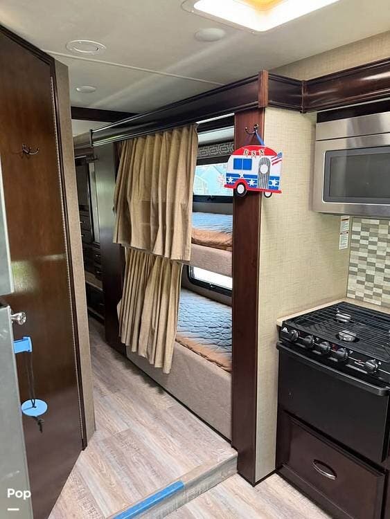 2016 Quantum ws31 by Thor Motor Coach from Pop RVs in Syosset, New York