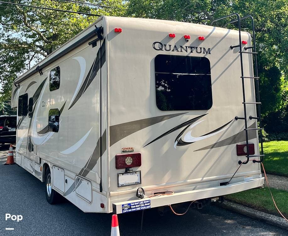 2016 Thor Motor Coach Quantum LF31 - Used Class C For Sale by Pop RVs in Syosset, New York features Leveling Jacks, Generator, Air Conditioning, Slideout, Awning