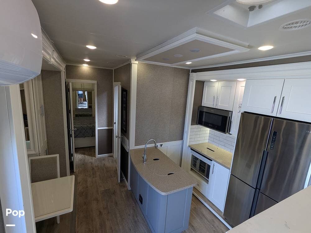 2017 Vanleigh Vilano 375FL - Used Fifth Wheel For Sale by Pop RVs in Flagler Beach, Florida features Leveling Jacks, Slideout, Awning, Air Conditioning