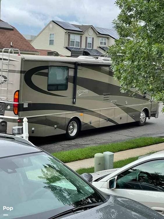 2005 Fleetwood Discovery 38U - Used Diesel Pusher For Sale by Pop RVs in Willingboro, New Jersey features Slideout