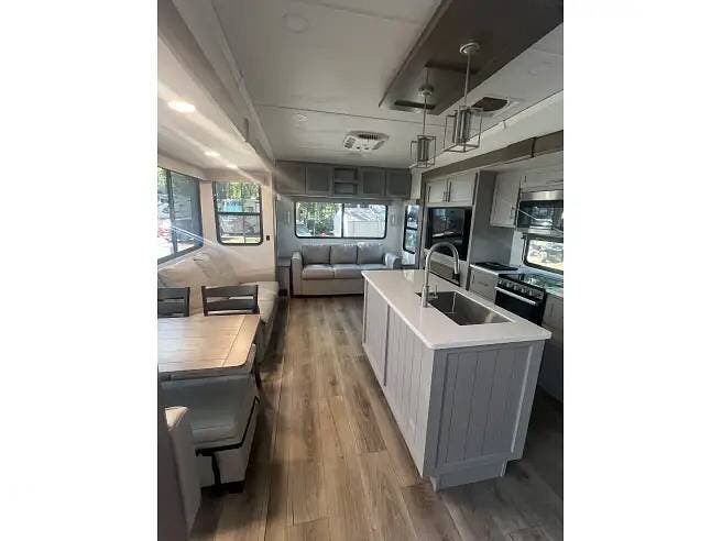 2025 Alliance RV Avenue 32RLS - Used Fifth Wheel For Sale by Pop RVs in Jacksonville, Florida features Slideout
