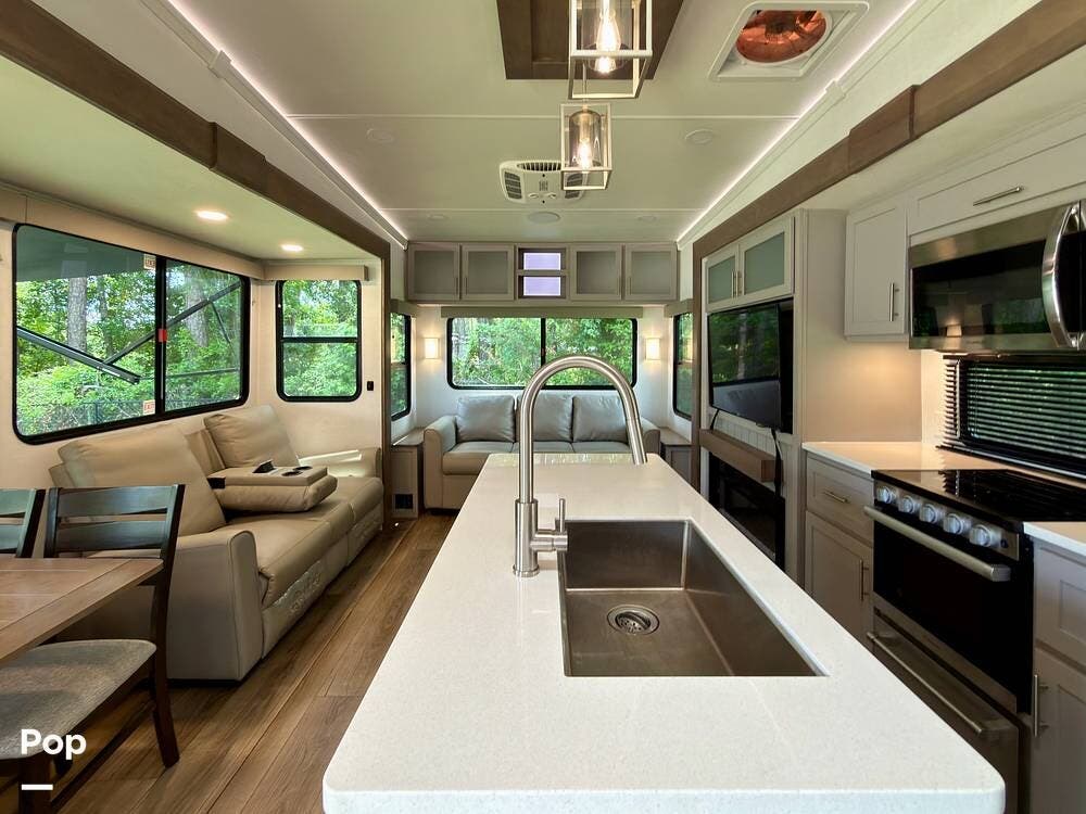 2025 Alliance RV Avenue 32RLS - Used Fifth Wheel For Sale by Pop RVs in Jacksonville, Florida features Slideout, Awning, Air Conditioning, Leveling Jacks