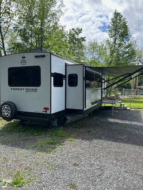 2025 Forest River Surveyor Grand Surveyor 305RLBS - Used Travel Trailer For Sale by Pop RVs in Ambridge, Pennsylvania features Slideout