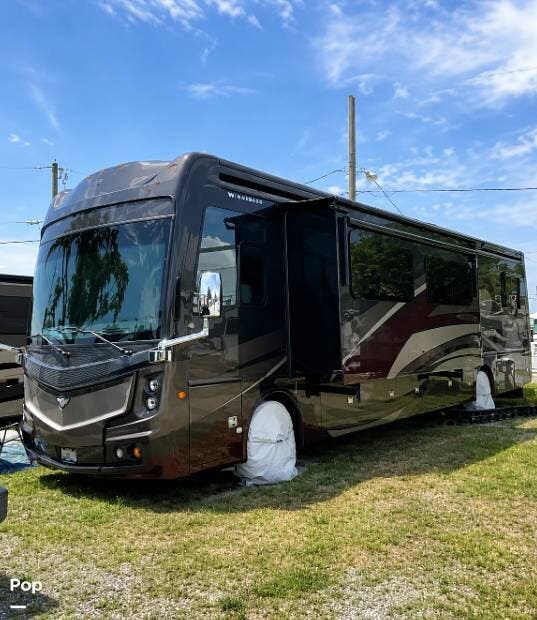 2017 Fleetwood Discovery LXE 40X - Used Diesel Pusher For Sale by Pop RVs in Long Beach, Mississippi features Slideout