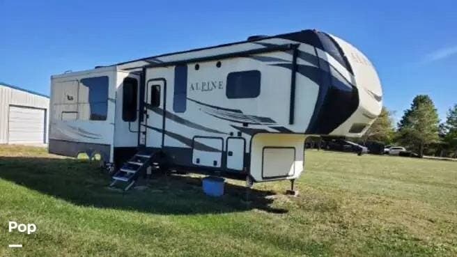 2018 Keystone Alpine 3400RS - Used Fifth Wheel For Sale by Pop RVs in Windham, Maine features Slideout
