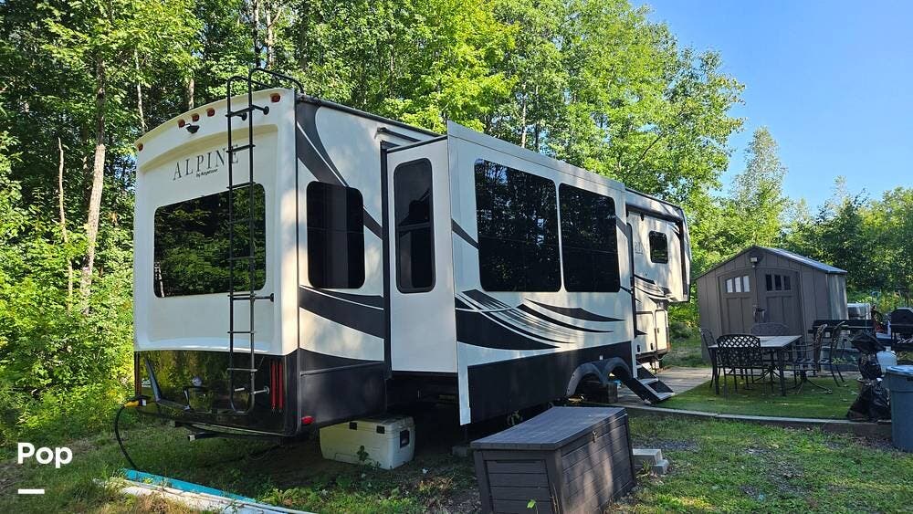 2018 Keystone Alpine 3400RS - Used Fifth Wheel For Sale by Pop RVs in Windham, Maine features Awning, Leveling Jacks, Generator, Air Conditioning, Slideout