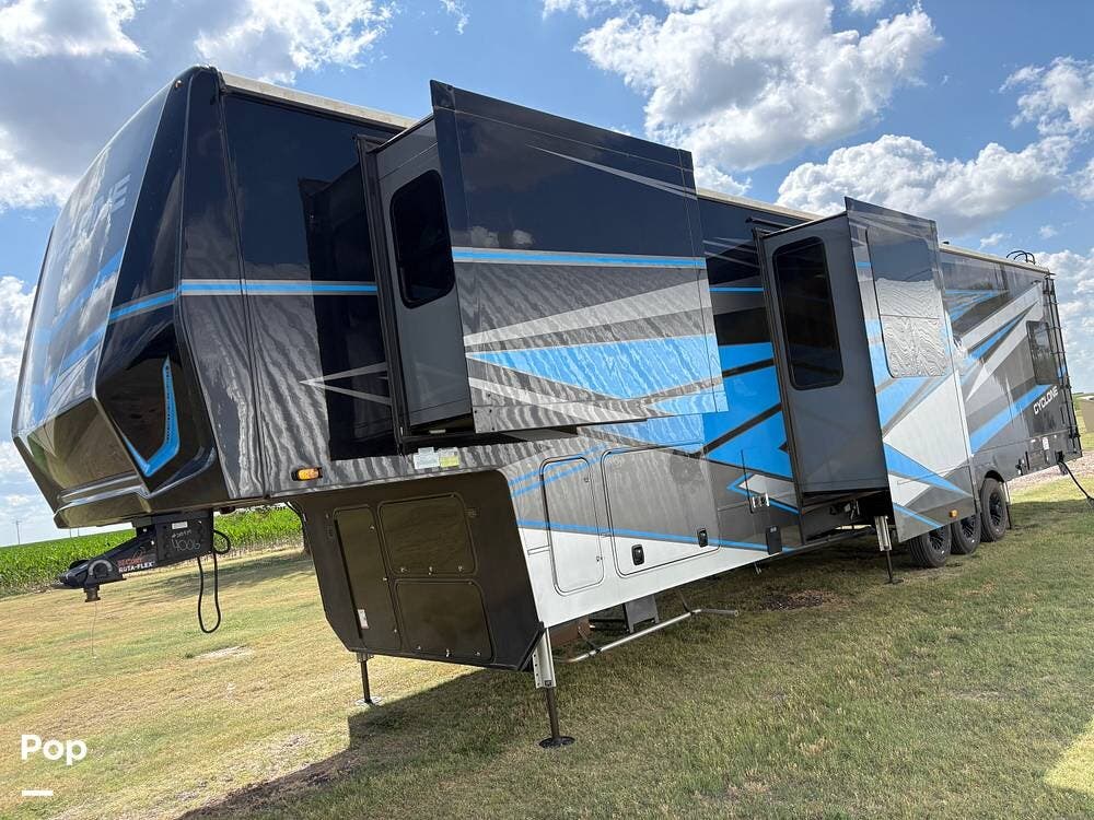 2025 Heartland Cyclone 4006 - Used Toy Hauler For Sale by Pop RVs in Leoti, Kansas features Air Conditioning, Awning, Generator, Slideout
