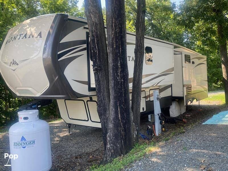 2017 Keystone Montana 3720RL - Used Fifth Wheel For Sale by Pop RVs in Bechtelsville, Pennsylvania features Slideout