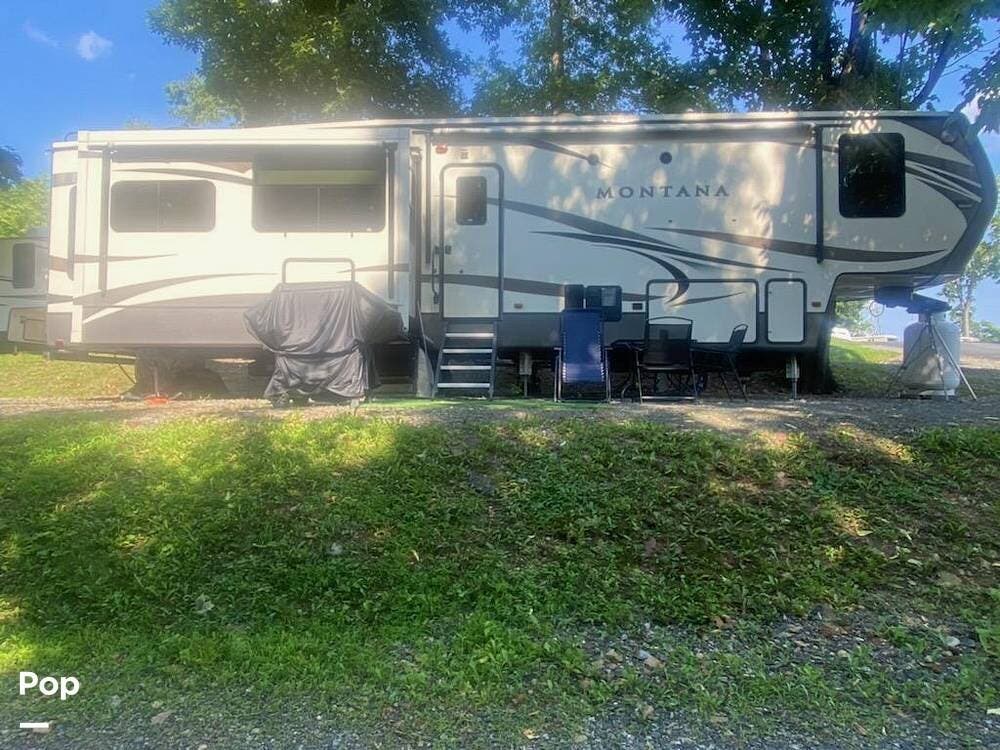 2017 Montana 3720RL by Keystone from Pop RVs in Bechtelsville, Pennsylvania