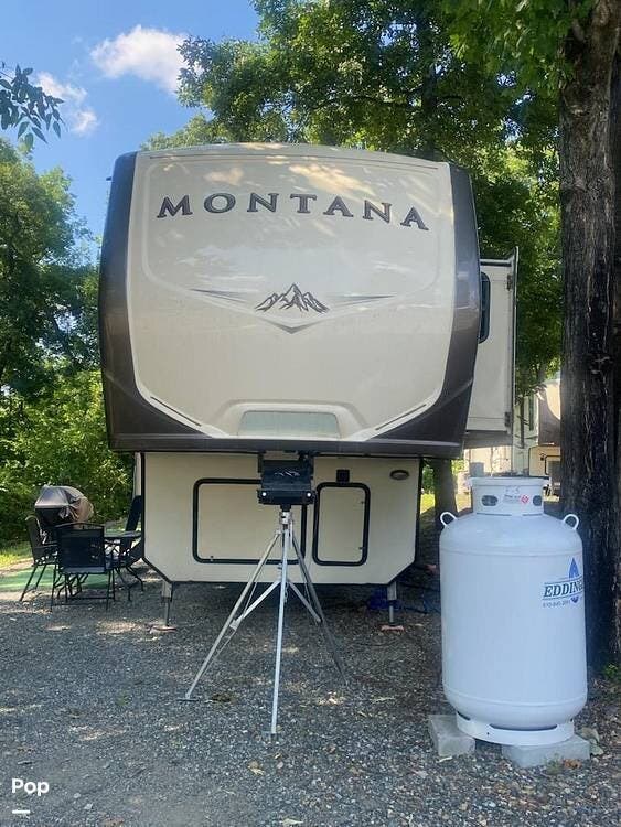 2017 Keystone Montana 3720RL - Used Fifth Wheel For Sale by Pop RVs in Bechtelsville, Pennsylvania features Leveling Jacks, Air Conditioning, Slideout, Awning