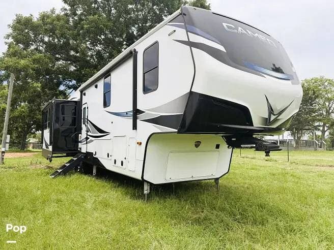 2023 CrossRoads Cameo 3961MB - Used Fifth Wheel For Sale by Pop RVs in Hallsville, Texas features Slideout