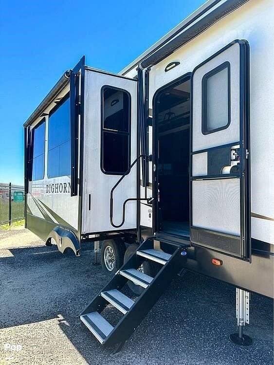 2022 Heartland Bighorn 3870FB - Used Fifth Wheel For Sale by Pop RVs in Rosholt, Wisconsin features Leveling Jacks, Slideout, Awning, Air Conditioning