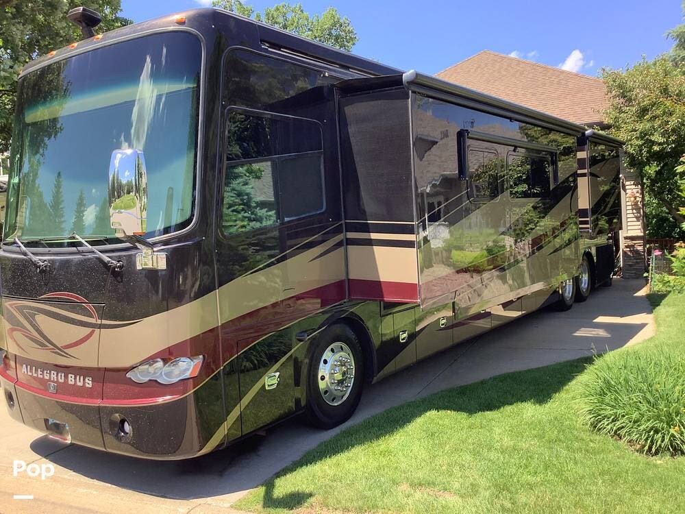 2013 Tiffin Allegro Bus 43QGP - Used Diesel Pusher For Sale by Pop RVs in Mcgregor, Minnesota features Slideout, Leveling Jacks, Generator, Air Conditioning, Awning
