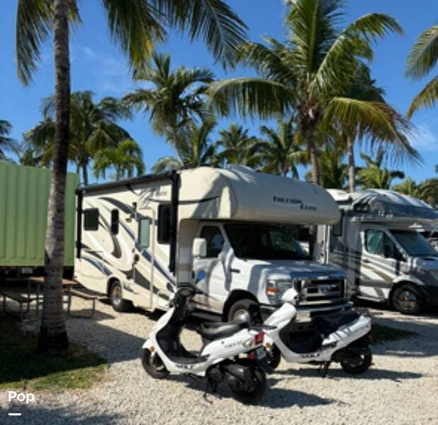 2015 Freedom Elite 23H by Thor Motor Coach from Pop RVs in Toms River, New Jersey