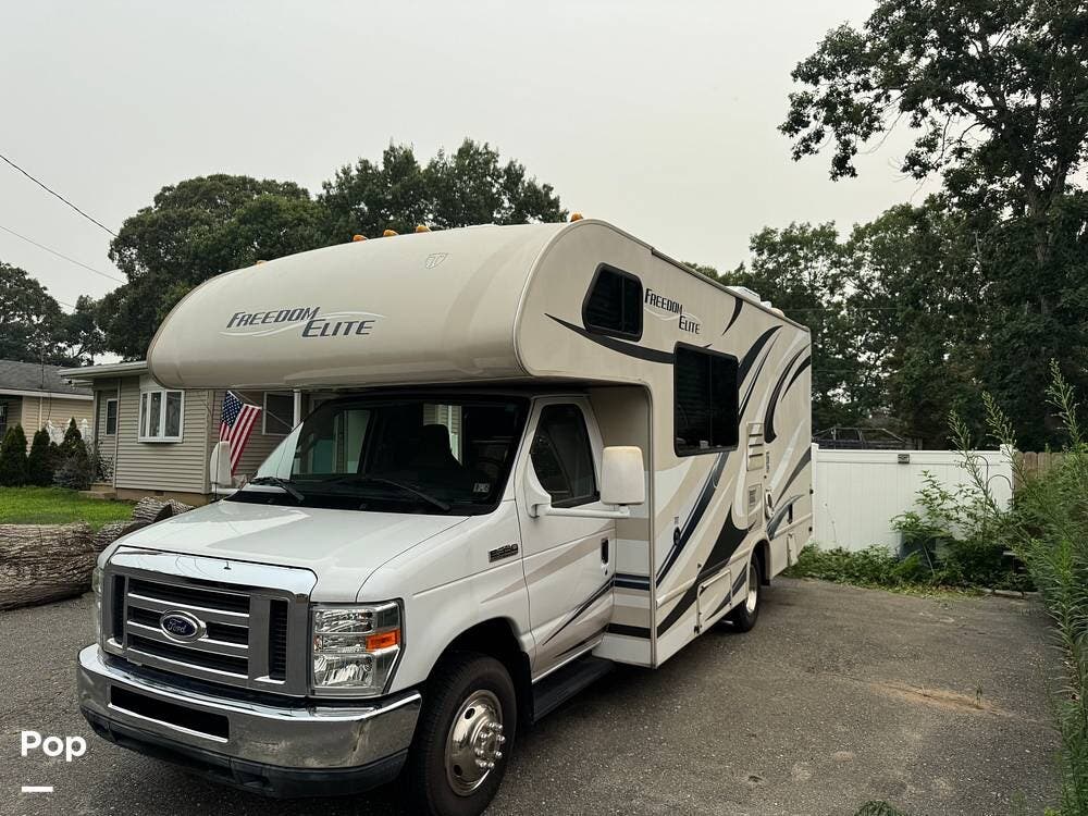 2015 Thor Motor Coach Freedom Elite 23H - Used Class C For Sale by Pop RVs in Toms River, New Jersey features Awning, Generator, Air Conditioning