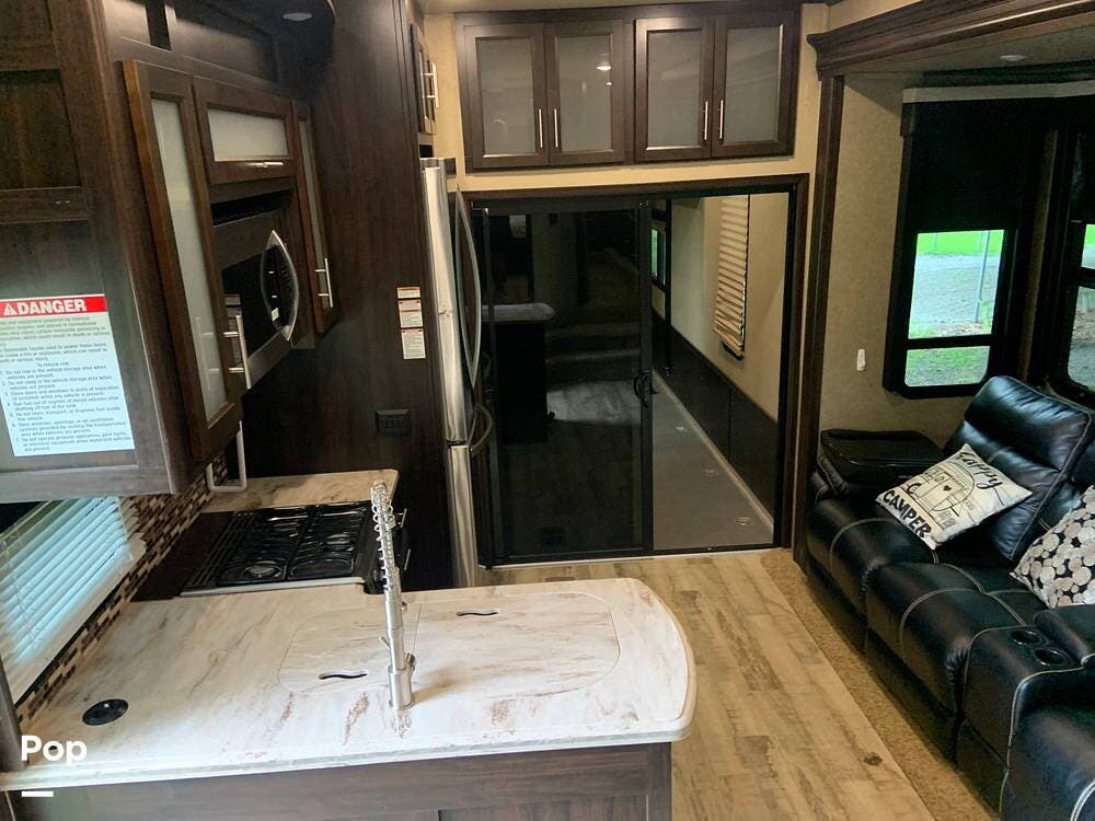 2017 Forest River XLR Thunderbolt Toy Hauler Series 417 AMP - Used Fifth Wheel For Sale by Pop RVs in Columbia, Kentucky features Generator, Air Conditioning, Leveling Jacks, Slideout, Awning