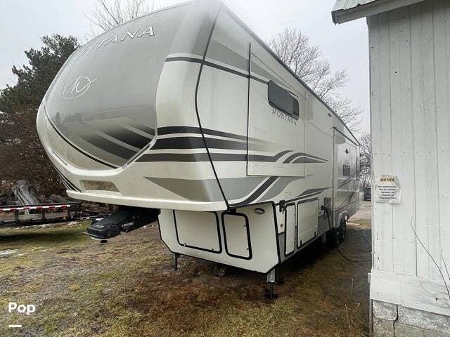 2022 Keystone Montana 3121RL - Used Fifth Wheel For Sale by Pop RVs in Castalia, Ohio features Awning, Air Conditioning, Slideout, Leveling Jacks