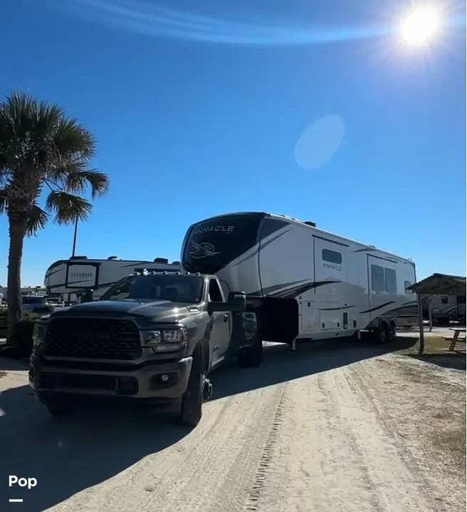 2025 Jayco Pinnacle 38FBRK - Used Fifth Wheel For Sale by Pop RVs in Lake Orion, Michigan features Slideout