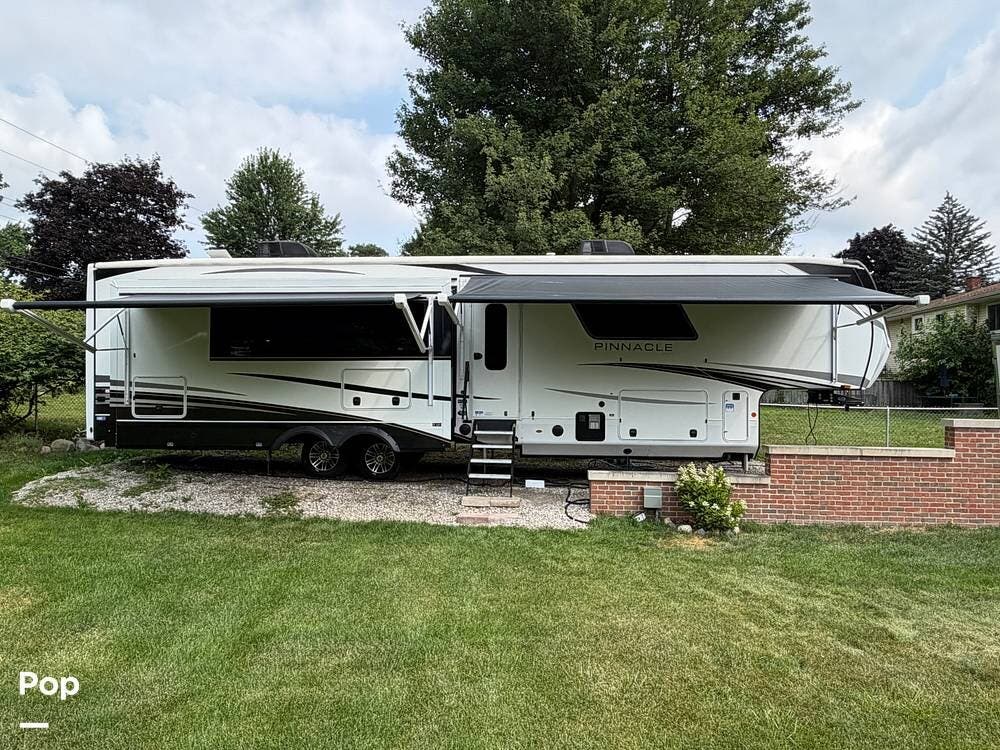 2025 Jayco Pinnacle 38FBRK - Used Fifth Wheel For Sale by Pop RVs in Lake Orion, Michigan features Slideout, Awning, Leveling Jacks, Air Conditioning