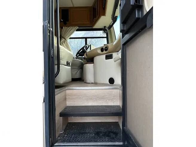 2007 Fleetwood Discovery 39S - Used Diesel Pusher For Sale by Pop RVs in Maineville, Ohio features Slideout
