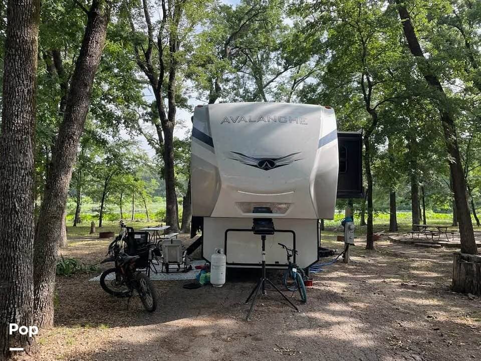 2022 Keystone Avalanche 390DS - Used Fifth Wheel For Sale by Pop RVs in Brashear, Texas features Slideout
