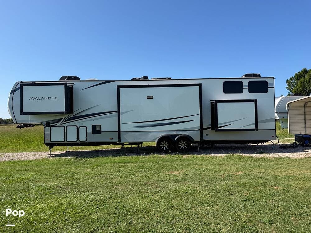 2022 Keystone Avalanche 390DS - Used Fifth Wheel For Sale by Pop RVs in Brashear, Texas features Air Conditioning, Slideout, Leveling Jacks, Awning