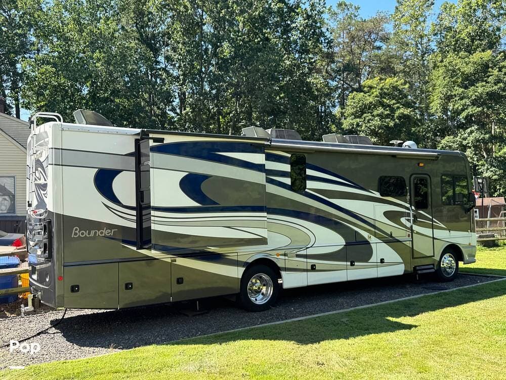 2019 Fleetwood Bounder 35K - Used Class A For Sale by Pop RVs in Shamong, New Jersey features Leveling Jacks, Generator, Slideout, Air Conditioning, Awning