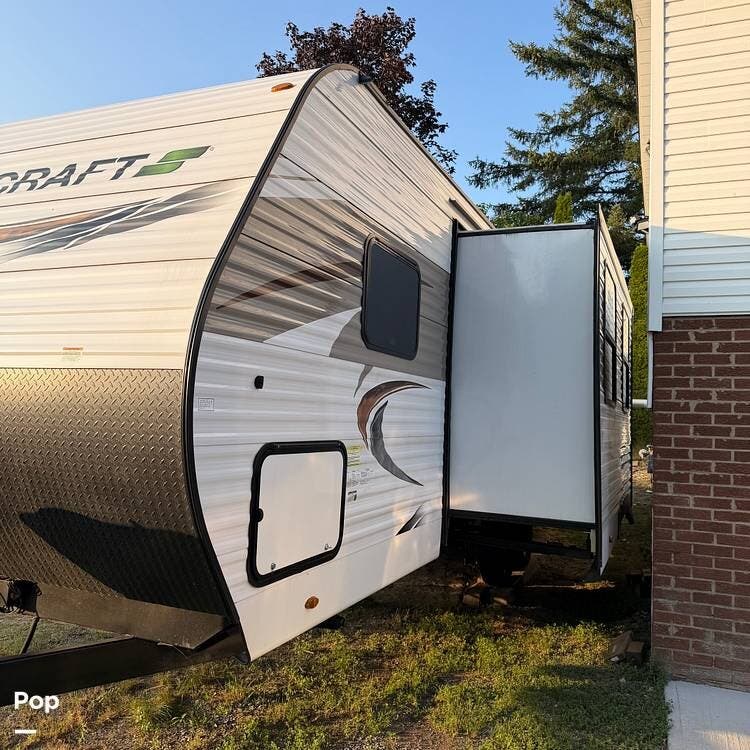 2022 Starcraft Autumn Ridge 26BHS - Used Travel Trailer For Sale by Pop RVs in Kawartha Lakes, Ontario features Slideout, Air Conditioning, Leveling Jacks, Awning