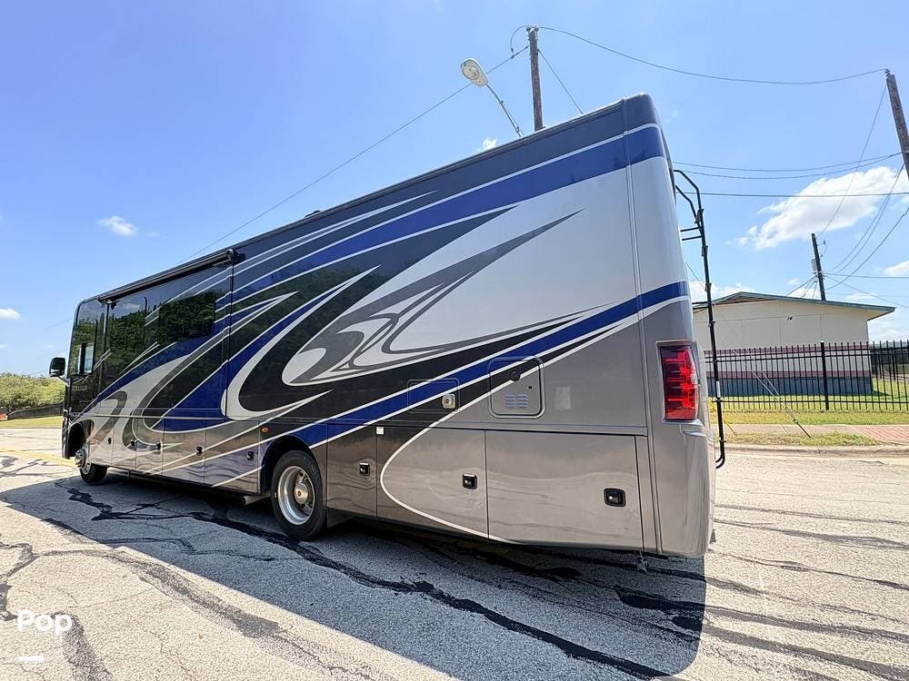 2022 Thor Motor Coach Miramar 35.2 - Used Class A For Sale by Pop RVs in Austin, Texas features Leveling Jacks, Slideout, Awning, Air Conditioning, Generator