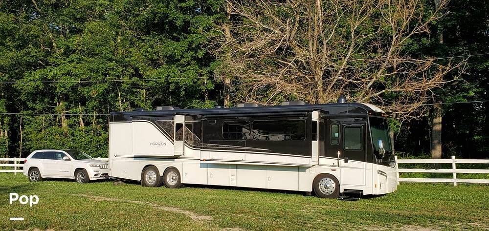 2020 Winnebago Horizon 42Q - Used Diesel Pusher For Sale by Pop RVs in Winter Garden, Florida features Slideout