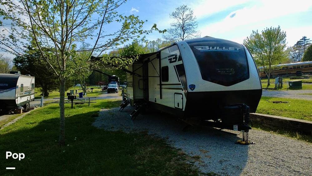 2025 Keystone Bullet Premium 330BKQ - Used Travel Trailer For Sale by Pop RVs in Corbin, Kentucky features Air Conditioning, Awning, Slideout, Leveling Jacks