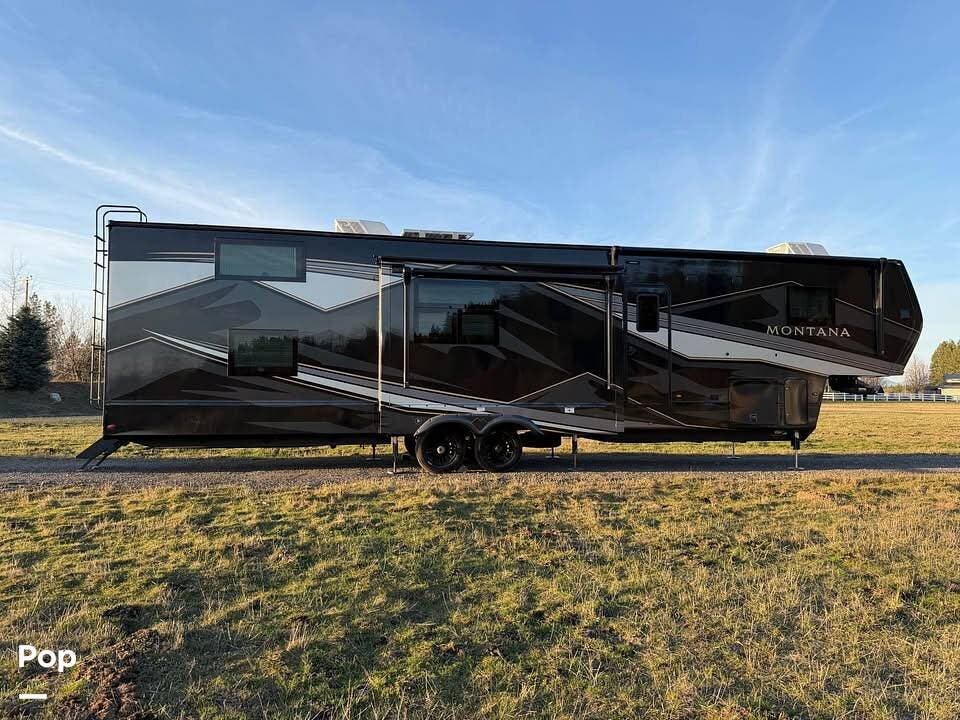 2025 Keystone Montana 3915TB - Used Fifth Wheel For Sale by Pop RVs in Saint Maries, Idaho features Slideout