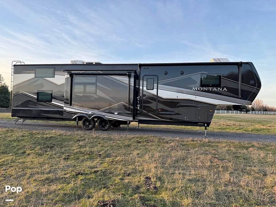 2025 Keystone Montana 3915TB - Used Fifth Wheel For Sale by Pop RVs in Saint Maries, Idaho features Leveling Jacks, Air Conditioning, Awning, Slideout