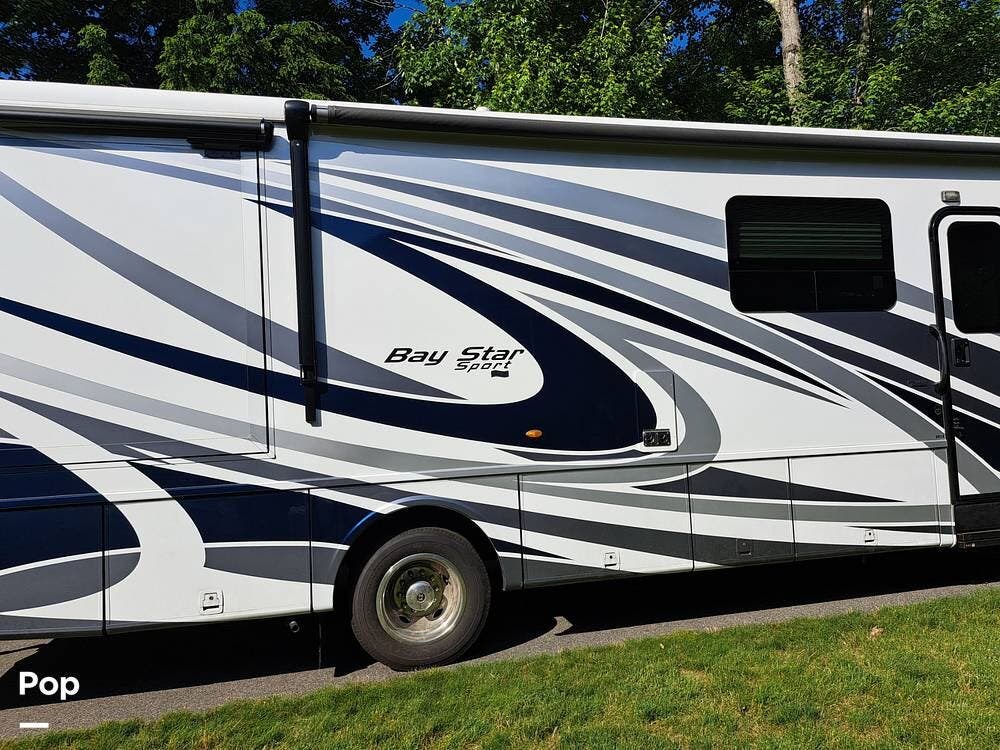2022 Newmar Bay Star Sport 3014 - Used Class A For Sale by Pop RVs in Goffstown, New Hampshire features Slideout