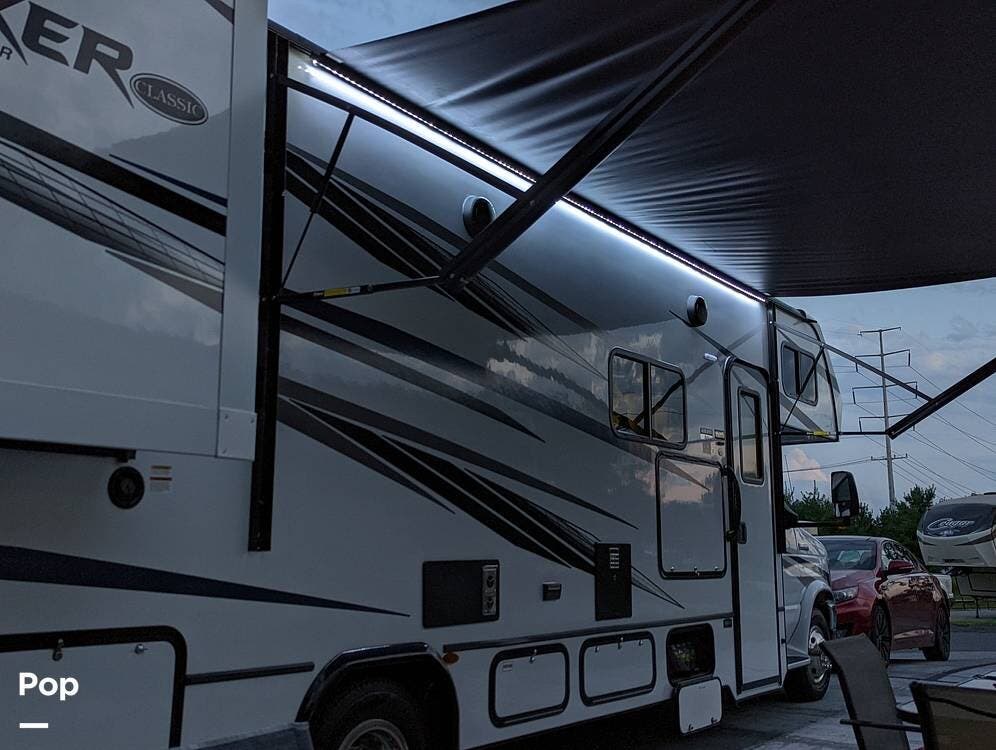 2022 Forest River Sunseeker CLASSIC SERIES 3010DS - Used Class C For Sale by Pop RVs in Sheffield Village, Ohio features Slideout