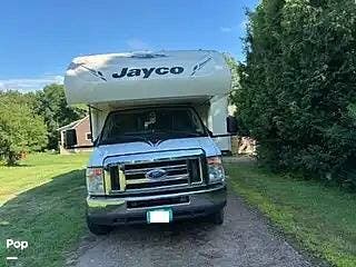2017 Jayco Redhawk 31XL - Used Class C For Sale by Pop RVs in Essex Junction, Vermont features Leveling Jacks, Awning, Generator, Slideout, Air Conditioning
