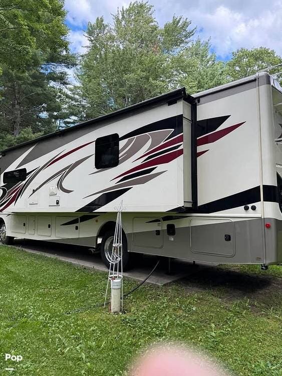 2021 Holiday Rambler Invicta 34mb - Used Class A For Sale by Pop RVs in Roscommon, Michigan features Slideout