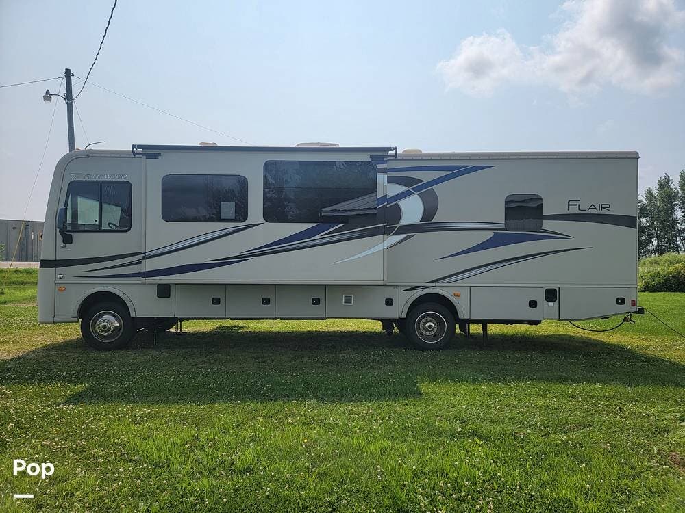 2016 Fleetwood Flair 31B - Used Class A For Sale by Pop RVs in Fredericksburg, Iowa features Leveling Jacks, Air Conditioning, Awning, Generator, Slideout