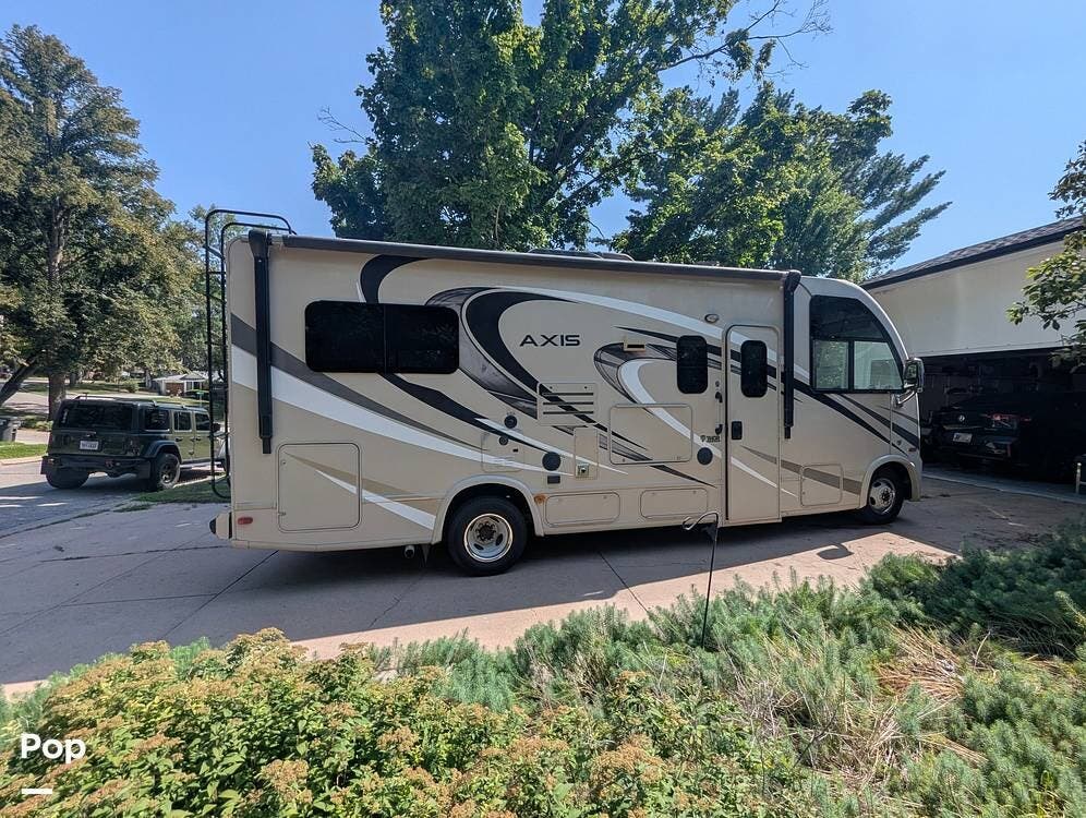 2017 Thor Motor Coach Axis 24.1 - Used Class A For Sale by Pop RVs in Lincoln, Nebraska features Generator, Leveling Jacks, Slideout, Awning, Air Conditioning