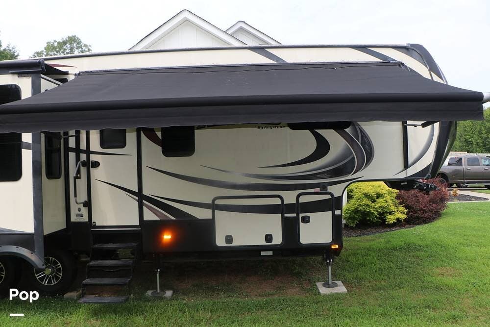2015 Keystone Alpine 3011RE - Used Fifth Wheel For Sale by Pop RVs in Calhoun, Georgia features Leveling Jacks, Air Conditioning, Awning, Slideout