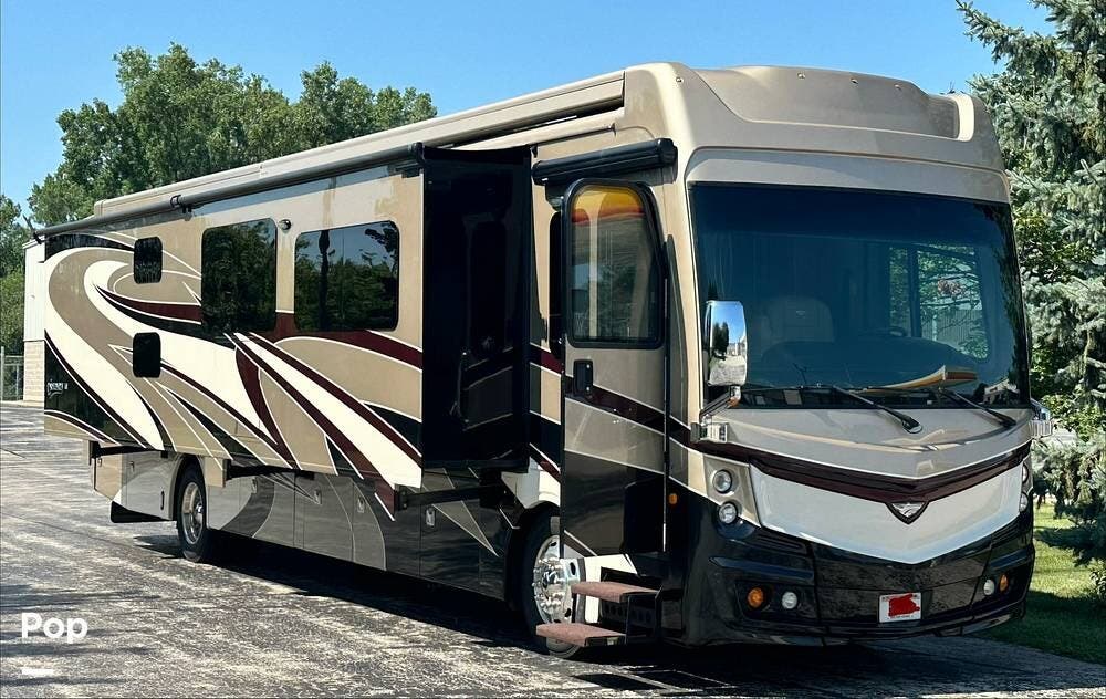 2018 Fleetwood Discovery LXE 40G - Used Diesel Pusher For Sale by Pop RVs in Green Bay, Wisconsin features Air Conditioning, Slideout, Generator, Awning, Leveling Jacks
