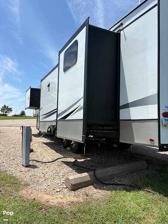 2022 Keystone Avalanche 378 BH - Used Fifth Wheel For Sale by Pop RVs in Hays, Kansas features Slideout