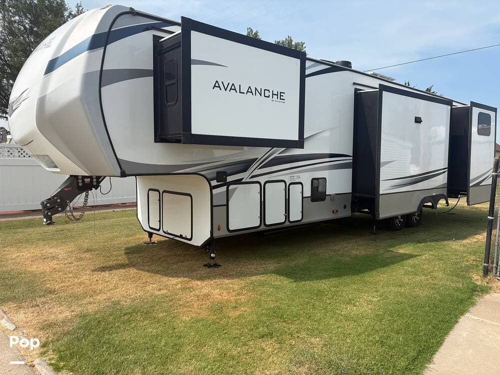2022 Keystone Avalanche 378BH - Used Fifth Wheel For Sale by Pop RVs in Hays, Kansas features Leveling Jacks, Air Conditioning, Awning, Slideout