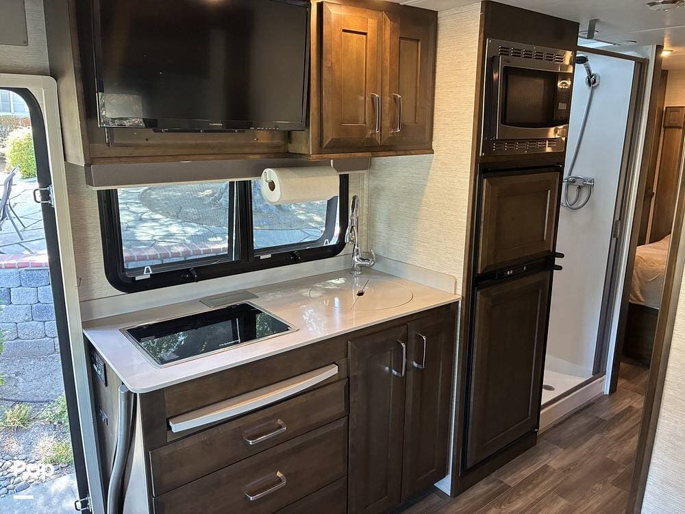 2021 Tiffin Wayfarer 25SW - Used Class C For Sale by Pop RVs in Santa Clara, California features Air Conditioning, Leveling Jacks, Generator, Slideout, Awning